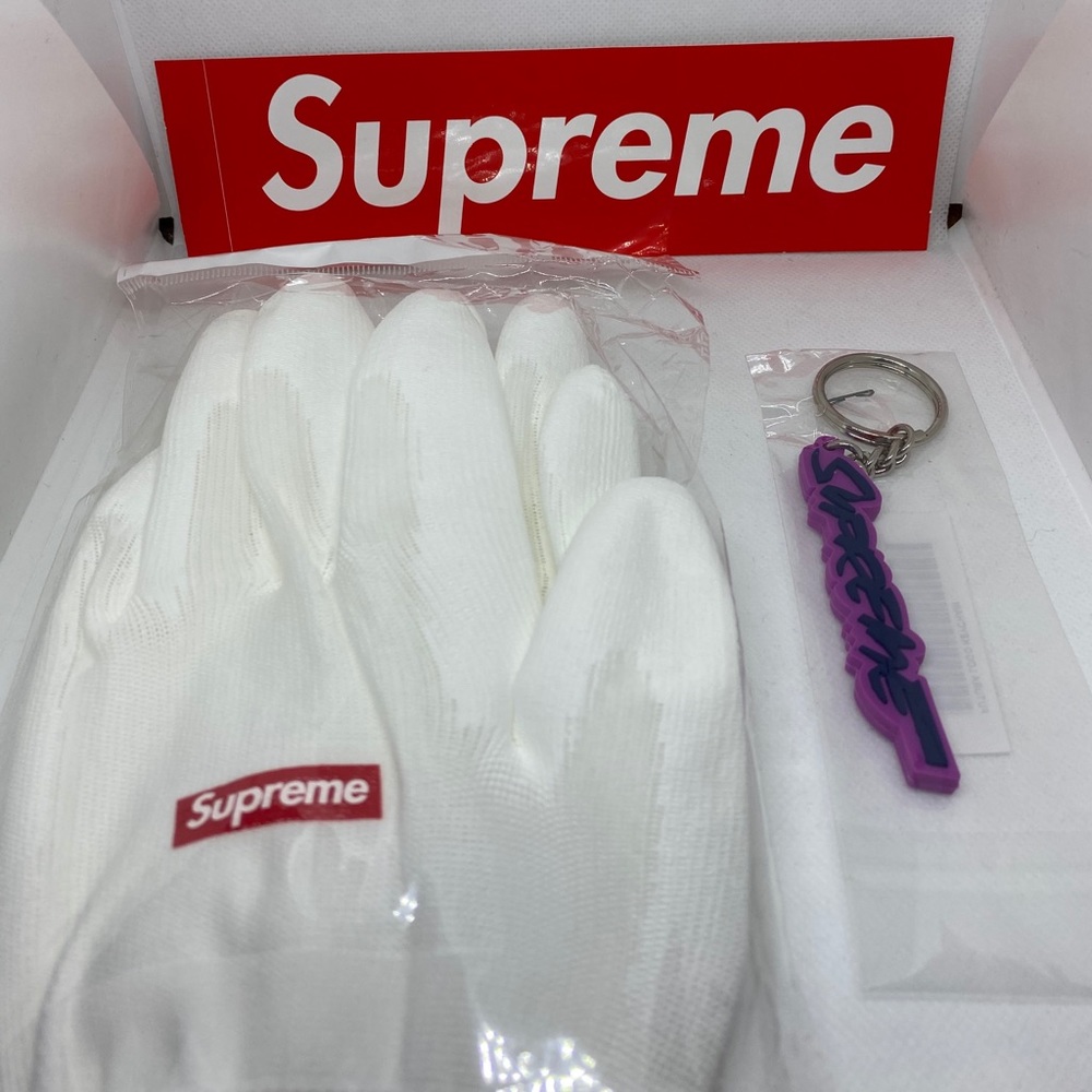 Supreme keychain plus rubberized gloves FW20